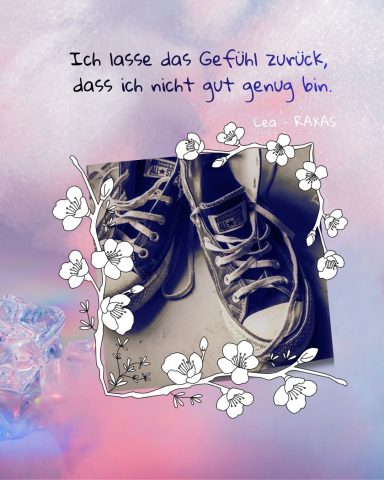 Entwicklung von Lea Schwarze Sneakers auf einem bunten Hintergrund mit Blumenmotiven und einem Zitat.