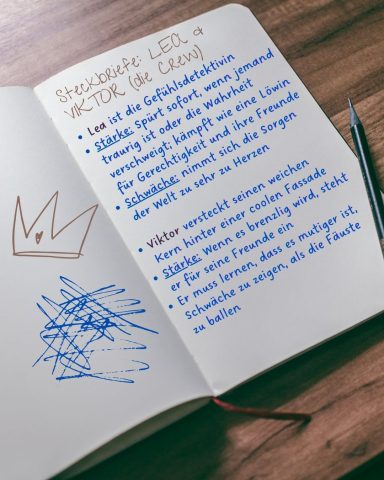 Lea und Viktor - eine gute Kombination ... Notizbuch mit handschriftlichen Notizen und einer blauen Zeichnung einer Krone.